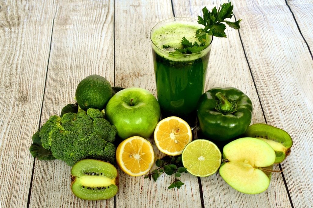 Fruit et légume pour un smoothie vert.